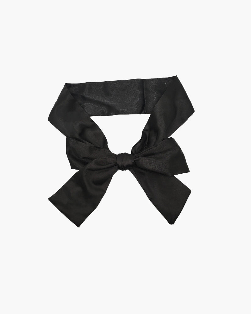 Black satin eye mask kit, adjustable for meditation, travel, or romantic use. Soft, elegant design.